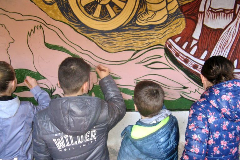 bimbi al graffito a casa Cassisi