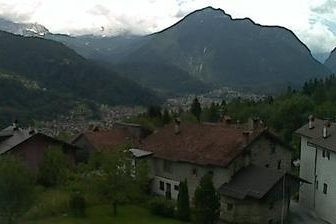 italy-soccol-con-agordo-sullo-sfondo-taibon-agordino-daylight