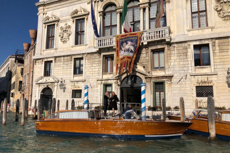 Arrivo ministro Stefani con gonfalone (2)