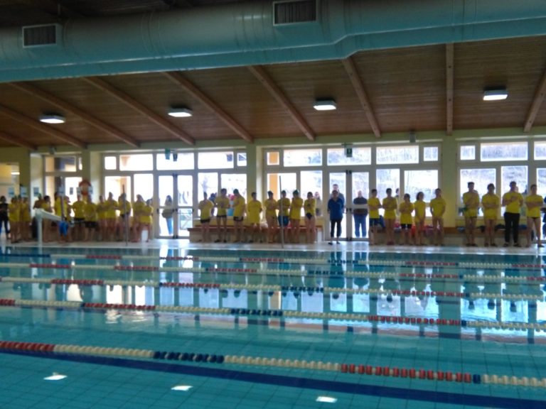 atleti ondablu durante l’inno