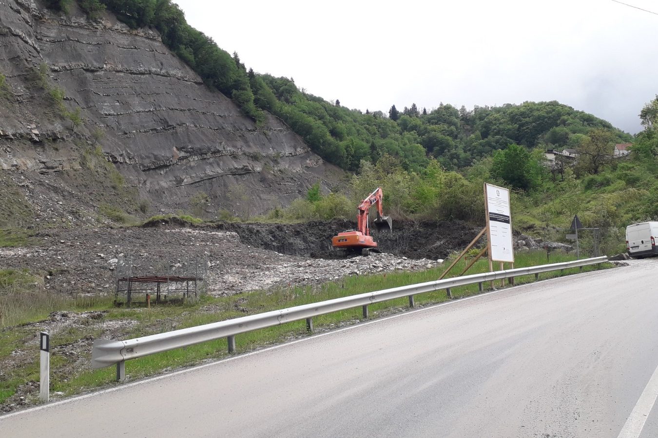 917-2019 DIFESA DEL SUOLO. FORESTALI REGIONALI AL LAVORO SULLA FRANA DI BORSOI(2)