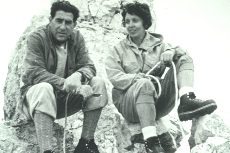 Attilio Tissi con la moglie Mariola sulla cima della Torre Lavaredo poco prima della caduta – 22 agosto 1959