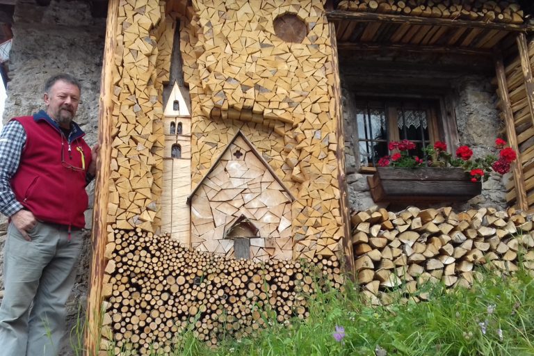 Sandro Savio davanti al suo bassorilievo della chiesa di San Simon – Foto L.Manfroi