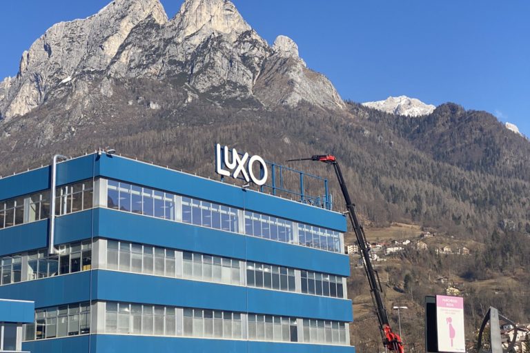 LAVORI INSEGNA LUXOTTICA