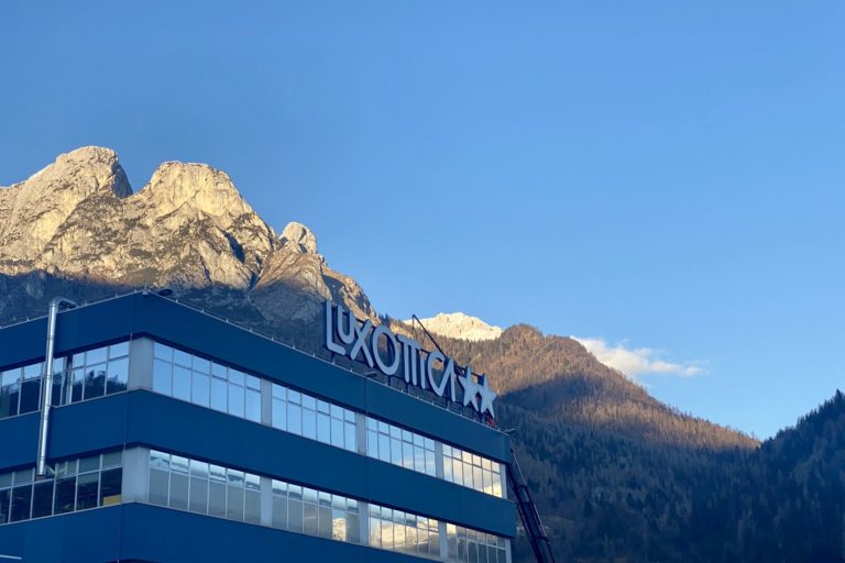 NUOVA INSEGNA LUXOTTICA