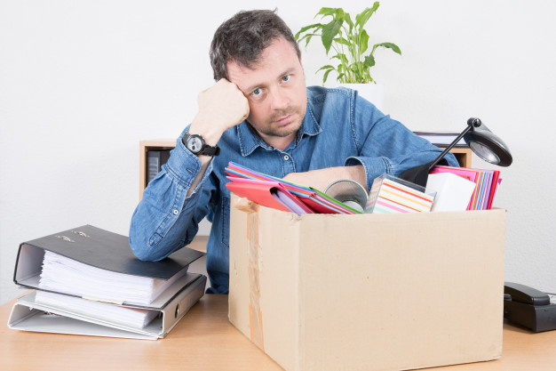 triste-uomo-d-affari-licenziato-dal-suo-lavoro-d-ufficio_100800-237