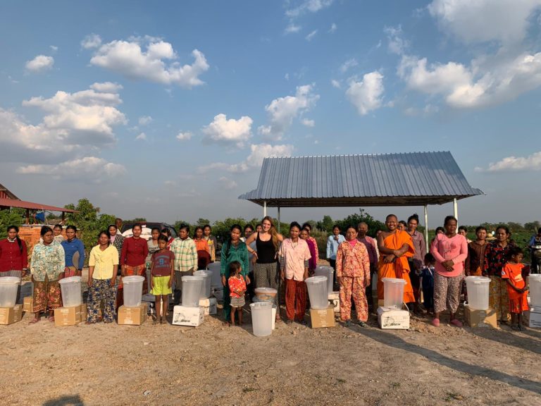 Valentina Costantini insieme agli abitanti del villaggio cambogiano con parte del materiale acquistato e donato