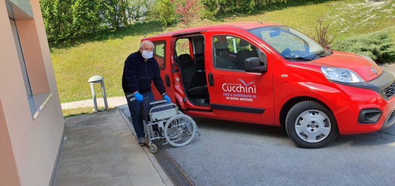 Foto consegna ausili 1 CUCCHINI