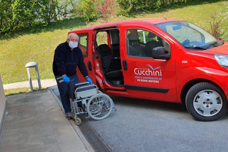 Foto consegna ausili 1 CUCCHINI
