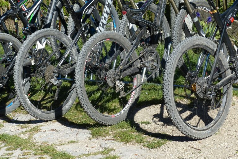 mountain-bikes-357589_1920