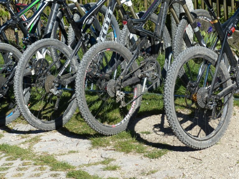 mountain-bikes-357589_1920