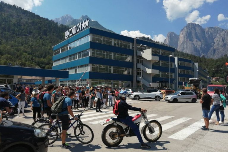 LUXOTTICA CODA USCITA
