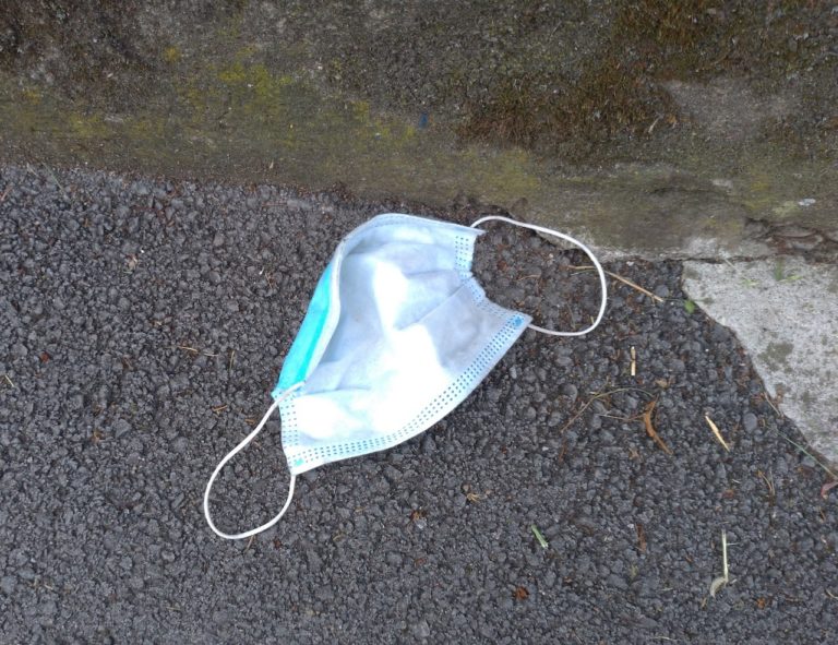 Mascherina a terra