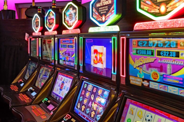 SLOT MACHINE