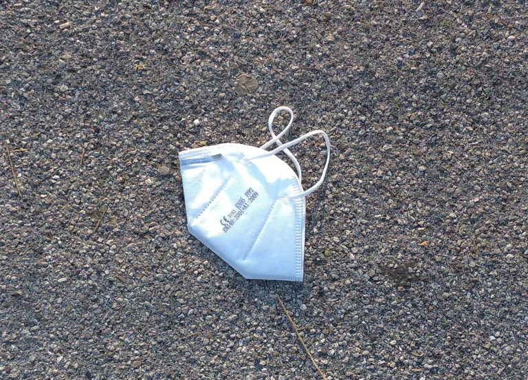 Mascherina usata a terra 11.09.2020