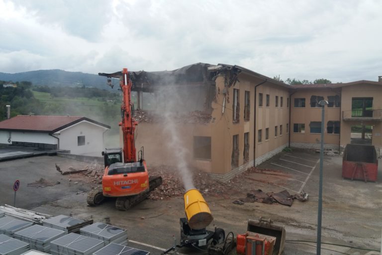 demolizione pinza e acqua