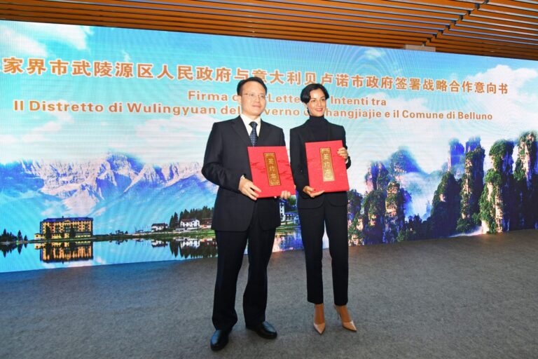Firma di Lettera di Intenti tra il Distretto di Wulingyuan del Governo di Zhangjiajie e il Comune di Belluno. Foto di Yan Yuan