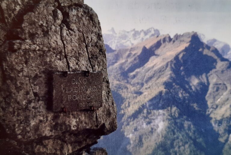 La targa ricordo sul Pelsa