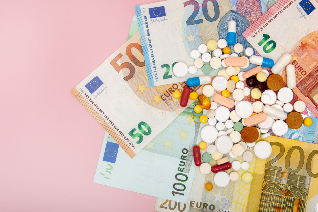 pills-euro-pink-with-copy-space_130265-4496