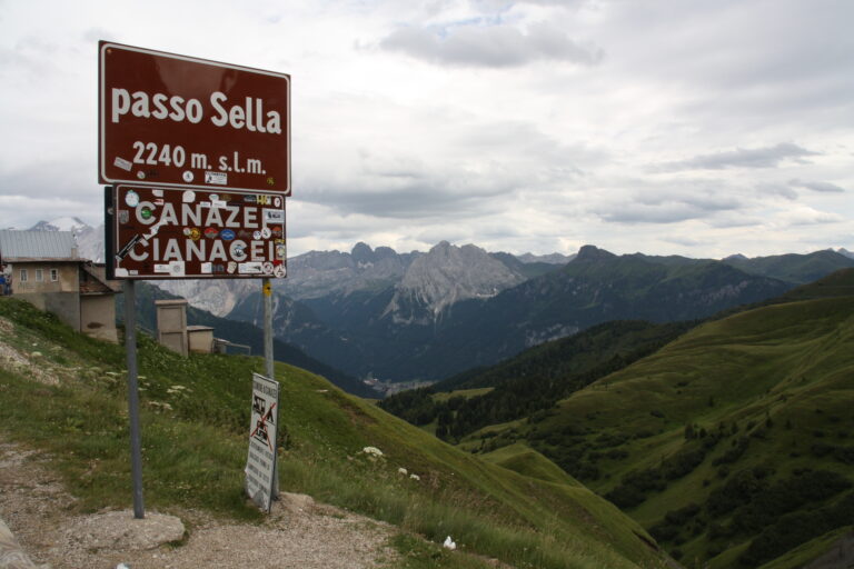 Italy_Mountain_PassoSella5_roads2drive