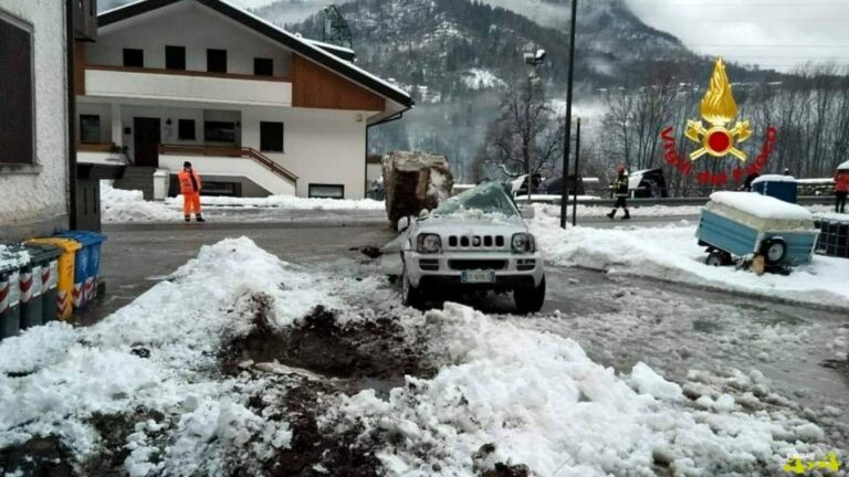 auto_schiacciata_masso_montagna-00002-1024×576