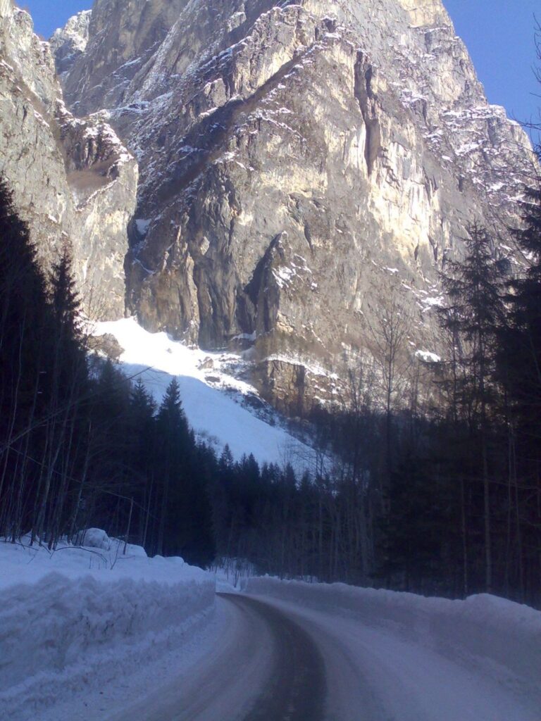 slavina a col di pra taibon a pochi metri dalla strda comunale
