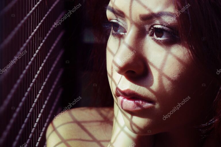4 LORENA BRANDOLESE FOTOdepositphotos_16975853-stock-photo-womans-face-with-metal-fence