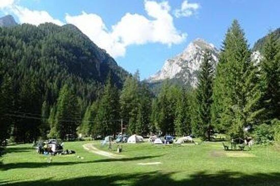 camping-romantic-village