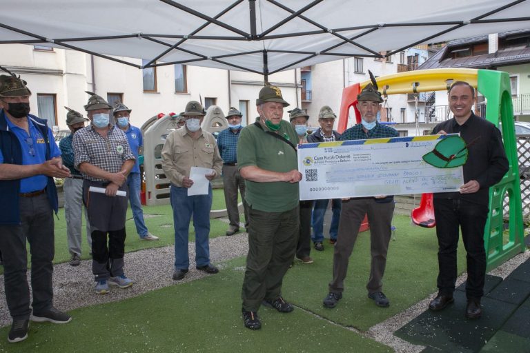 Sergio Valente dona l’assegno al parroco don Vito – foto Carlo Lorenzi