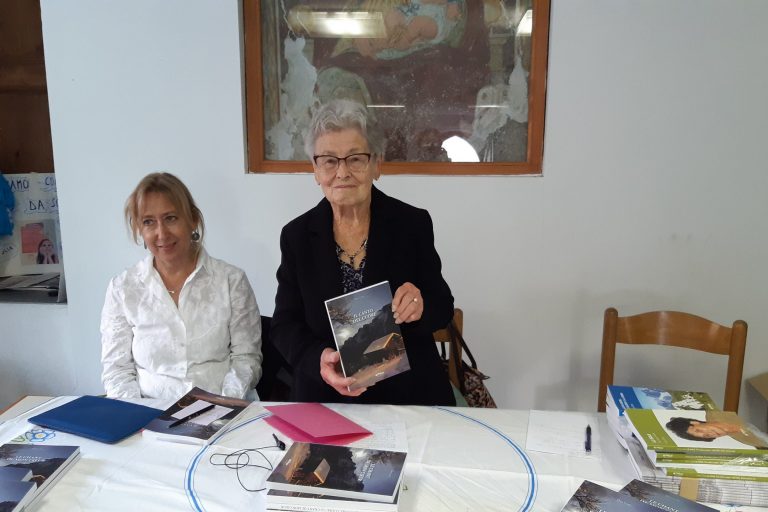 Flora Costa mostra il suo quarto libro