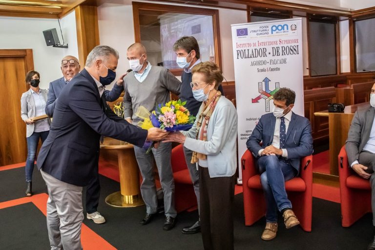 l’omaggio del presidente ski college ai familiari di graziano pollazzon