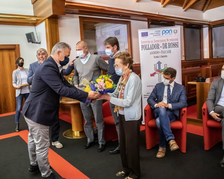 l’omaggio del presidente ski college ai familiari di graziano pollazzon