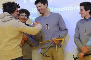 614px-lecco_mountain_festival_2021_-Alex-Walpoth-Titus-Prinoth-e-Martin-Dejori-vincitori-del-Premio-Stile-Alpino-2021-premiati-da-Fabio-Palma-300×250