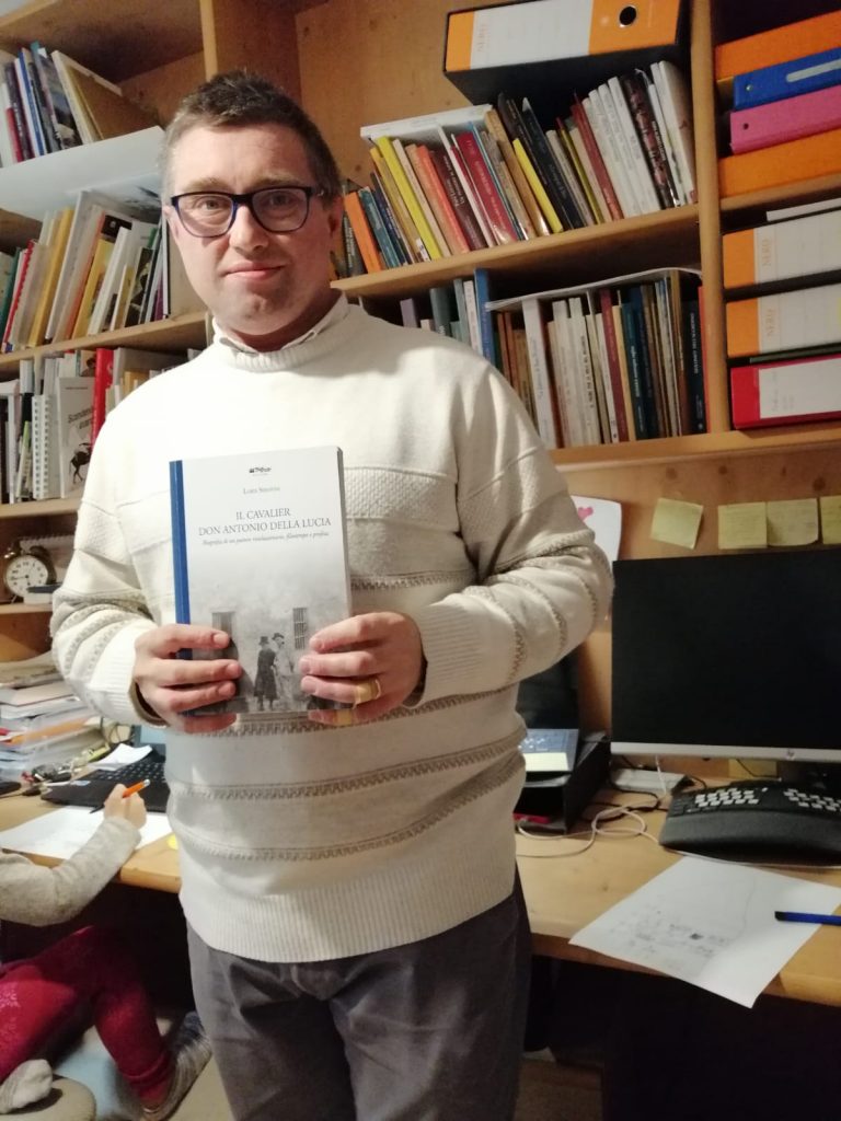 Loris Serafini con una copia della sua ricerca su don Antonio Della Lucia (1)