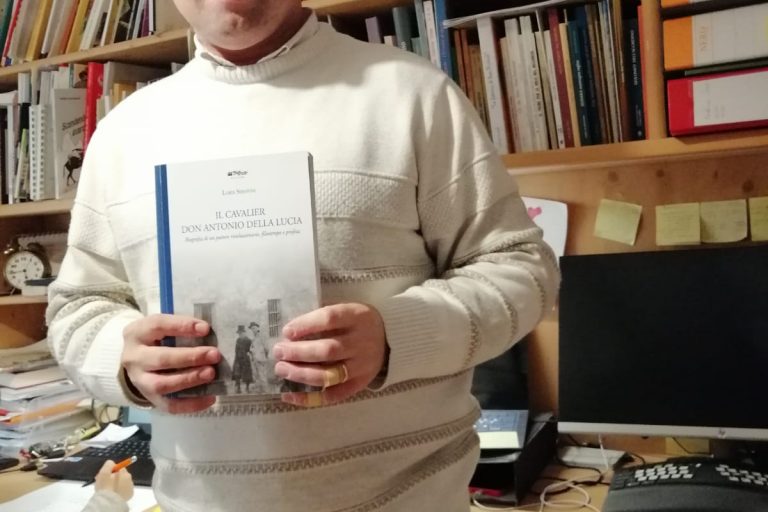 Loris Serafini con una copia della sua ricerca su don Antonio Della Lucia (1)