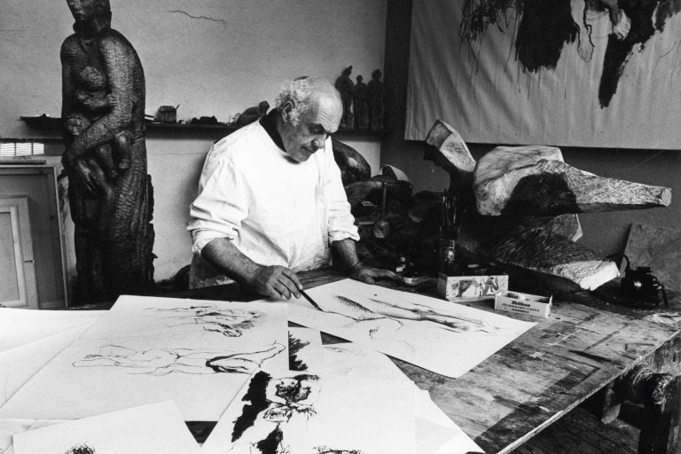 10. Murer nel suo studio realizza dei disegni, studi per scultura, 1971