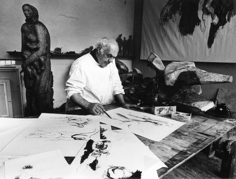 10. Murer nel suo studio realizza dei disegni, studi per scultura, 1971