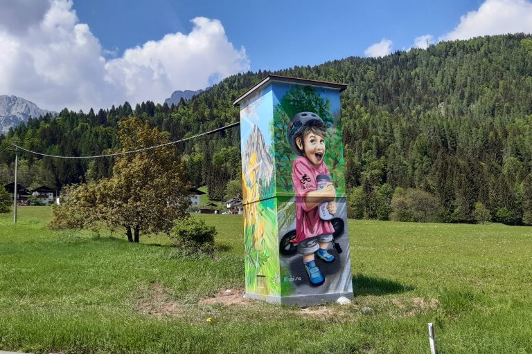 cabina enel vallada con murales