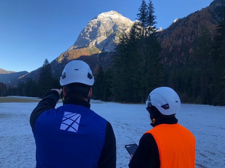 10-11-2020, Alto Bellunese, Cortina, Terna, Zuel Somprade, operai, tablet