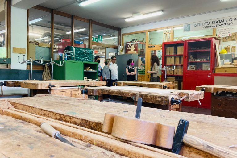 Scuole, laboratorio falegnameria Cortina