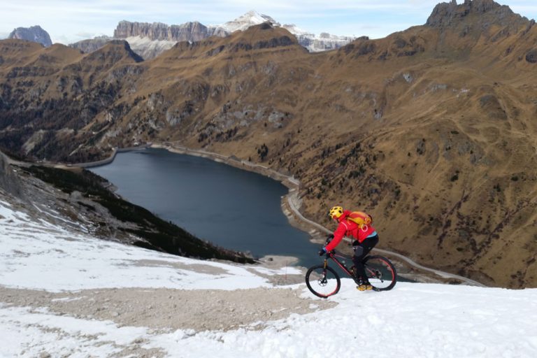 Mtb-Marco-Sponga-discesa-Marmolada-avventura-bicicletta-neve-sport-3