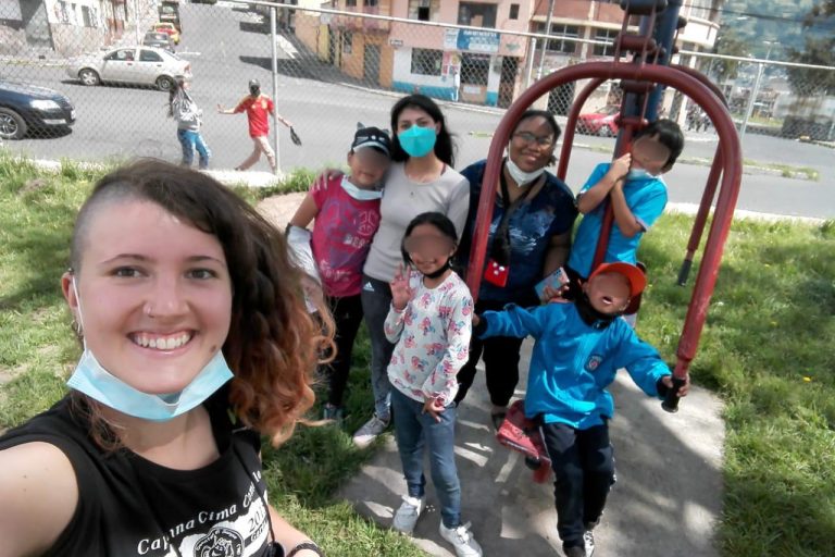 Sonia con i bambini del CENIT di Quito durante un’uscita