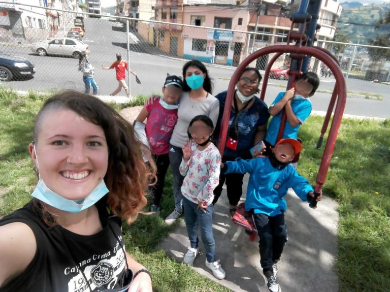 Sonia con i bambini del CENIT di Quito durante un’uscita