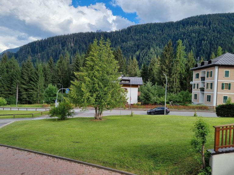 ee127674-3aa2-4ad6-887a-0659596c19d4