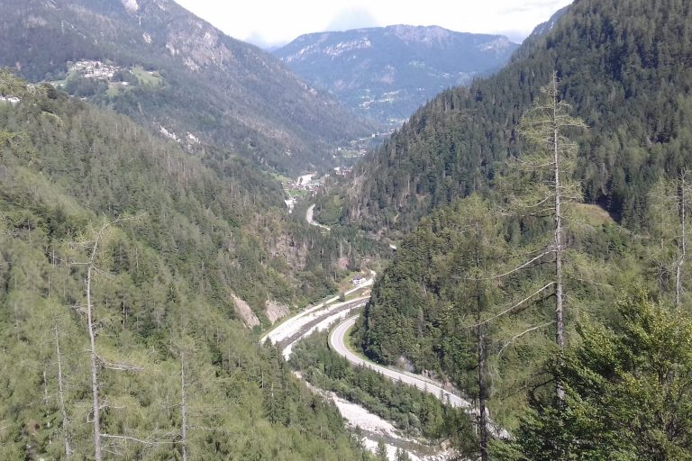 Un tratto di SR 203 visto dall’alto tra Cencenighe e Le Vare