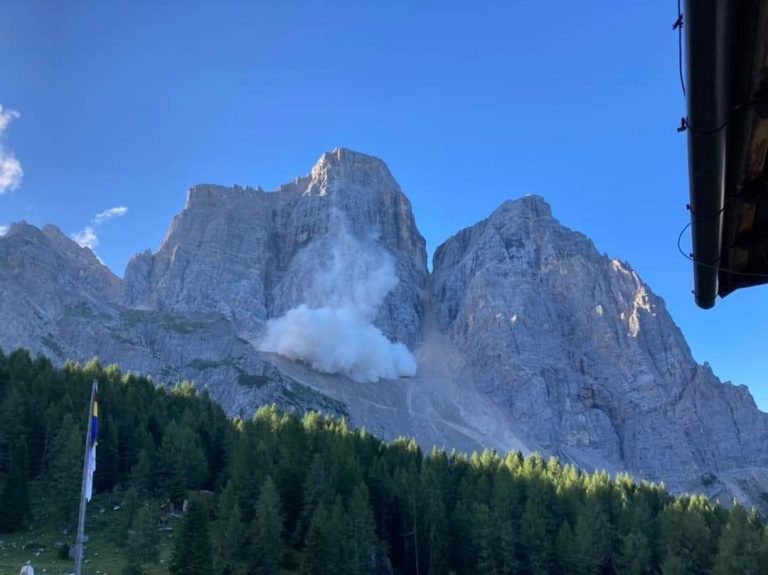 b28627e8-a686-4512-a713-e518803c2935