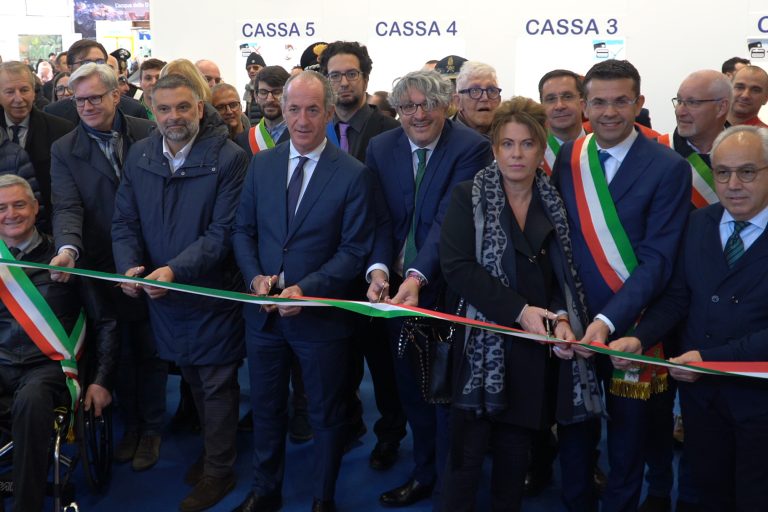 taglio nastro ufficiale della 62a MIG