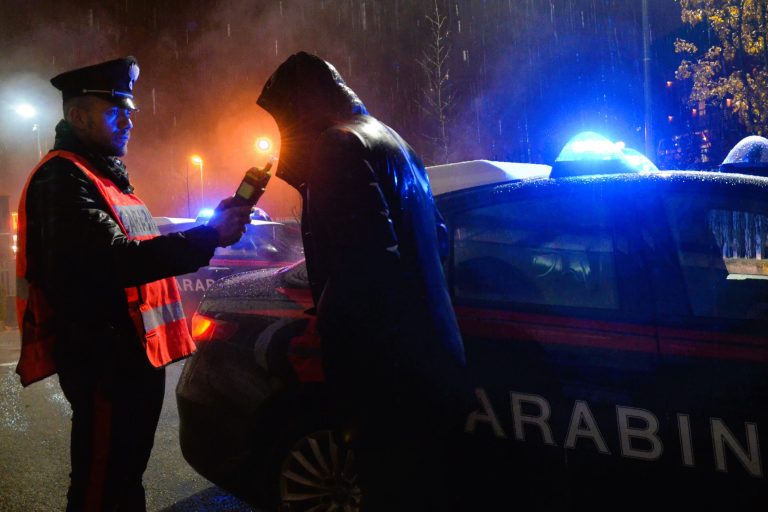 16.12.2022_i carabinieri al posto di controllo effettuano l’alcoltest (4)