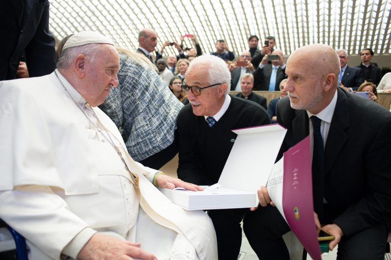 Consegna al Papa – Italo D’Incà e Gianluca Cometto (Vatican Media)