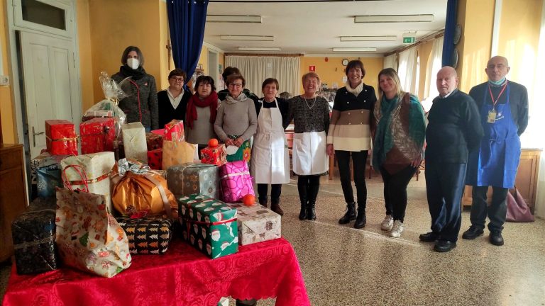 Pranzo natalizio per persone sole a Feltre – Amm.ne e volontari